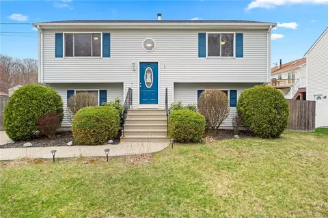 9 Iroquois Trl, Cranston, RI 02921