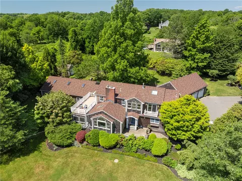 297 Black Point Ln, Portsmouth, RI 02871
