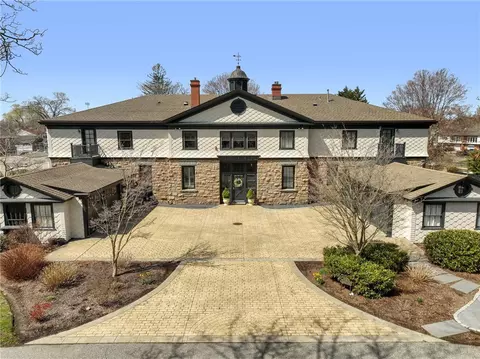8 Annandale Rd #2, Newport, RI 02840