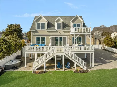 545 Park Ave, Portsmouth, RI 02871