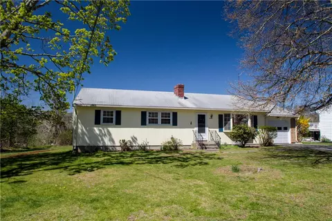 7 Smithfield Dr, Middletown, RI 02842