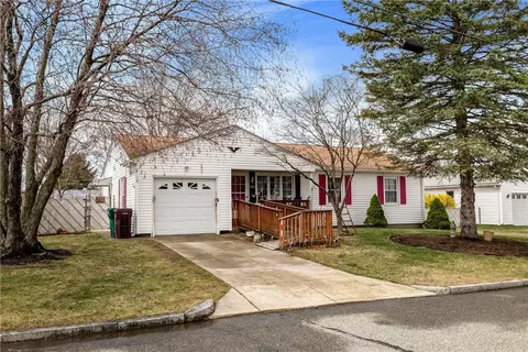 202 Woodhaven Rd, Woonsocket, RI 02895