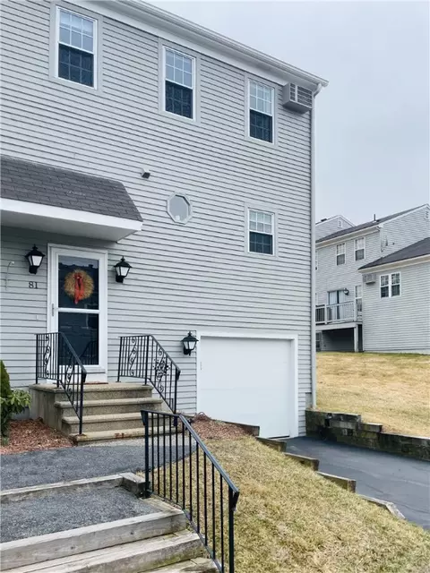 565 Quaker Ln #81, West Warwick, RI 02893