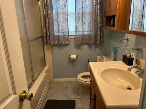 Bath - 217 Wethersfield Dr, Warwick, RI 02886 photo 1 of 2