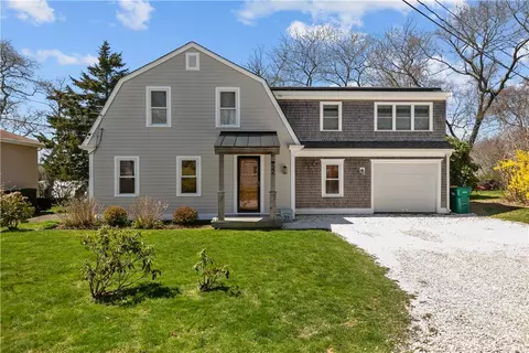 52 Ladeira Ave, Portsmouth, RI 02871