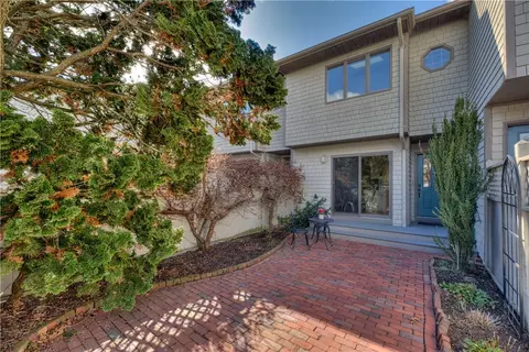 114 Windward Ln, Bristol, RI 02809