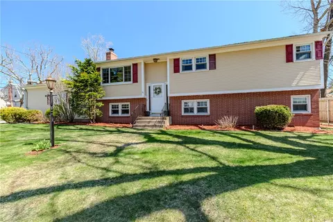 38 Autumn St, Cranston, RI 02910