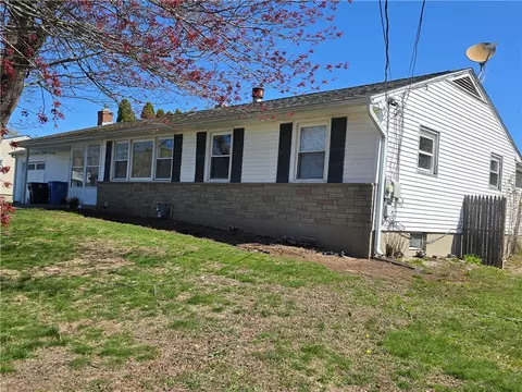 43 Meadowcrest Dr, Cumberland, RI 02864