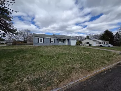 10 Wagon Wheel Ln, Woonsocket, RI 02895