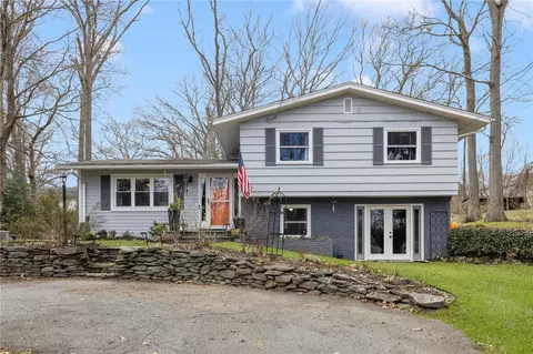 271 Pequot Trl, East Greenwich, RI 02818