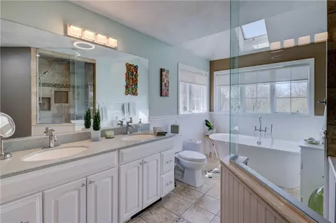 Bath - 30 Rock Ridge Rd, Westerly, RI 02891 photo 2 of 5