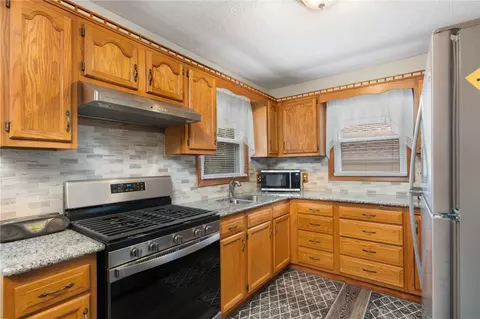 70 Silver Spring Ave, Riverside, RI 02915 photo 11