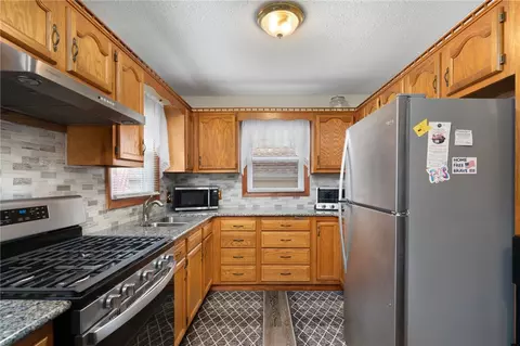 70 Silver Spring Ave, Riverside, RI 02915 photo 12