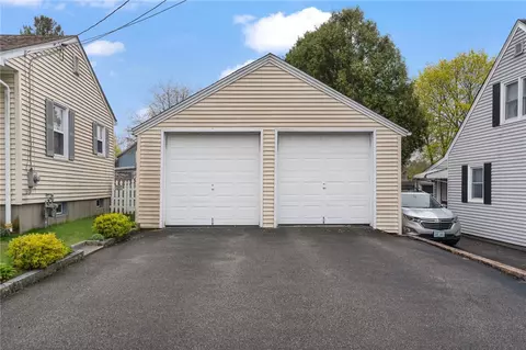 70 Silver Spring Ave, Riverside, RI 02915 photo 6