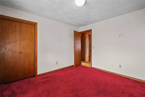 Bedroom - 33 Hawthorn Cir, Woonsocket, RI 02895 photo 5 of 6