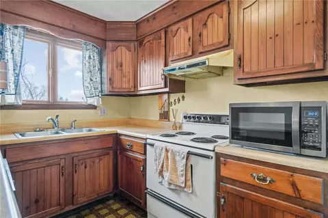 Kitchen - 33 Hawthorn Cir, Woonsocket, RI 02895 photo 4 of 5