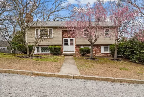 33 Hawthorn Cir, Woonsocket, RI 02895