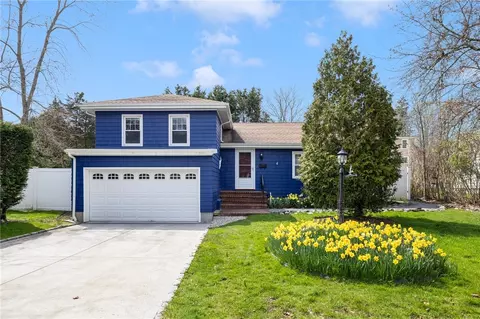 9 Valley Dr, Bristol, RI 02809