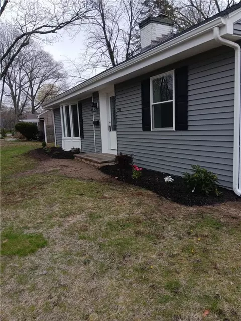 294 Miantonomo Dr, Warwick, RI 02888