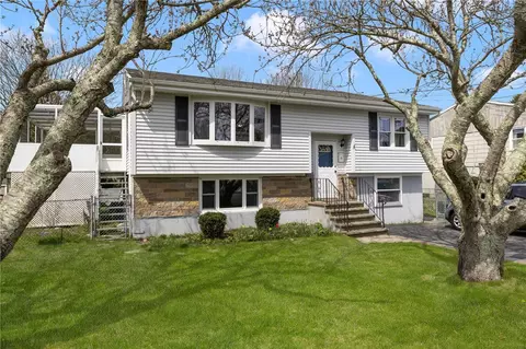 112 Center Ave, Middletown, RI 02842
