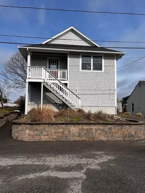 33 West St, South Kingstown, RI 02879