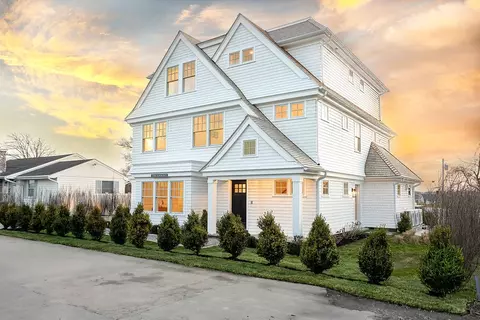 10 Stimpson St, Middletown, RI 02842