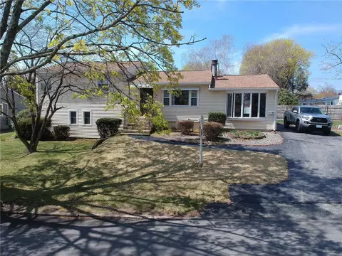 51 Quail Hollow Rd, Cranston, RI 02920