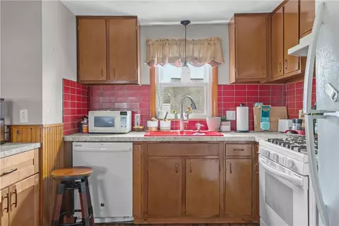 Kitchen - 17 Easterbrooks Ave, Bristol, RI 02809 photo 3 of 3