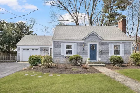 13 Roberta Dr, Barrington, RI 02806