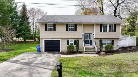 27 Lodge St, Cranston, RI 02920