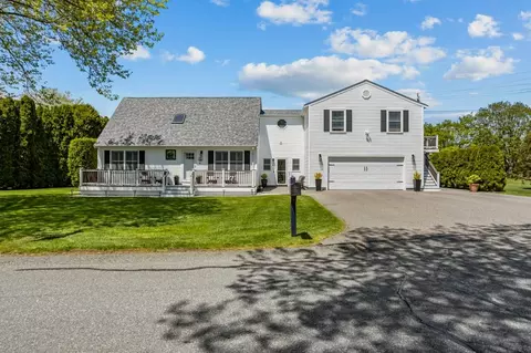 56 Pasture Farm Dr, Middletown, RI 02842