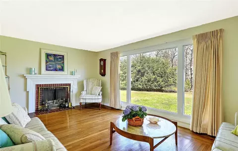 Living - 40 Covington Dr, Warwick, RI 02886 photo 1 of 4