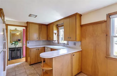 Kitchen - 40 Covington Dr, Warwick, RI 02886 photo 3 of 6