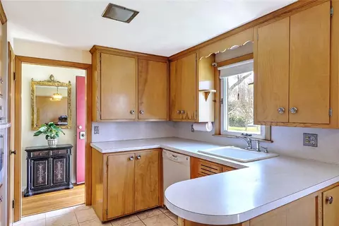 Kitchen - 40 Covington Dr, Warwick, RI 02886 photo 4 of 6