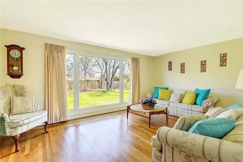 Living - 40 Covington Dr, Warwick, RI 02886 photo 3 of 4