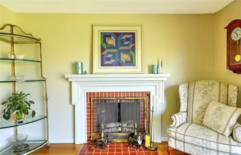Living - 40 Covington Dr, Warwick, RI 02886 photo 4 of 4