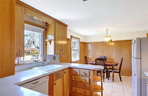 Kitchen - 40 Covington Dr, Warwick, RI 02886 photo 5 of 6