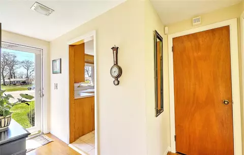 Entry Way - 40 Covington Dr, Warwick, RI 02886 photo 2 of 5