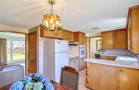 Kitchen - 40 Covington Dr, Warwick, RI 02886 photo 2 of 6