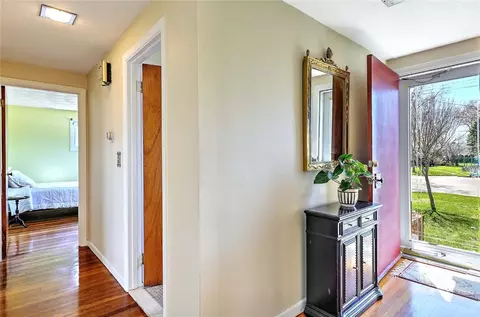 Entry Way - 40 Covington Dr, Warwick, RI 02886 photo 4 of 5