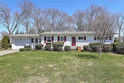 40 Covington Dr, Warwick, RI 02886