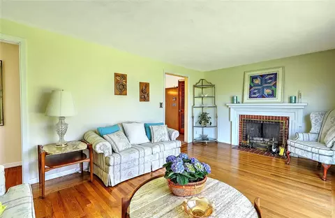 Living - 40 Covington Dr, Warwick, RI 02886 photo 2 of 4