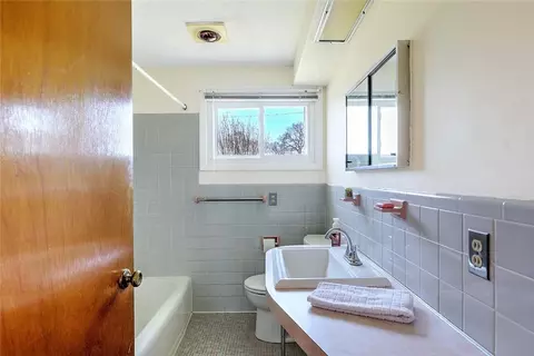Bath - 40 Covington Dr, Warwick, RI 02886 photo 1 of 2