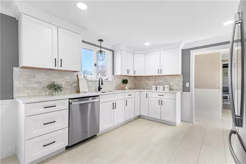 Kitchen - 594 Algonquin Dr, Warwick, RI 02888 photo 1 of 2