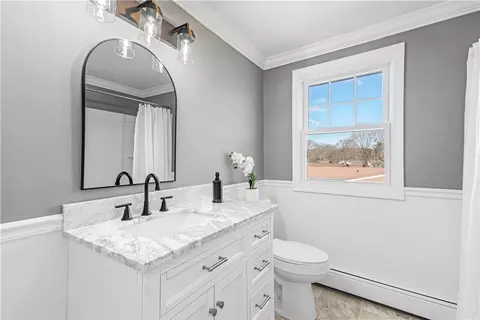 Bath - 594 Algonquin Dr, Warwick, RI 02888 photo 2 of 3