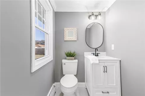 Bath - 594 Algonquin Dr, Warwick, RI 02888 photo 3 of 3