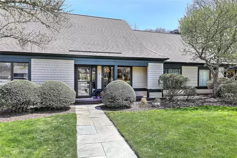 3 Pendleton Pl, Narragansett, RI 02882