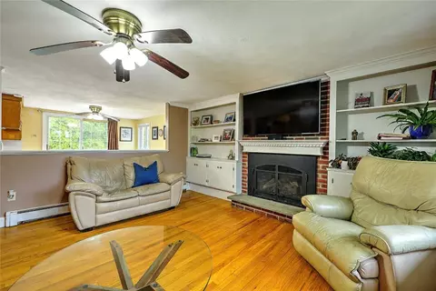 Living - 4 Johnson Ct, Bristol, RI 02809 photo 3 of 3