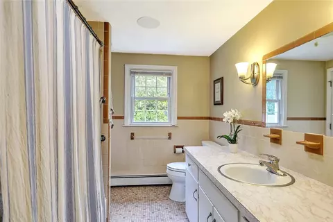 Bath - 4 Johnson Ct, Bristol, RI 02809 photo 1 of 1