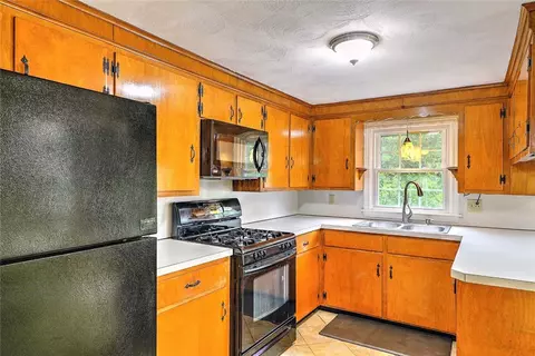 Kitchen - 4 Johnson Ct, Bristol, RI 02809 photo 2 of 4